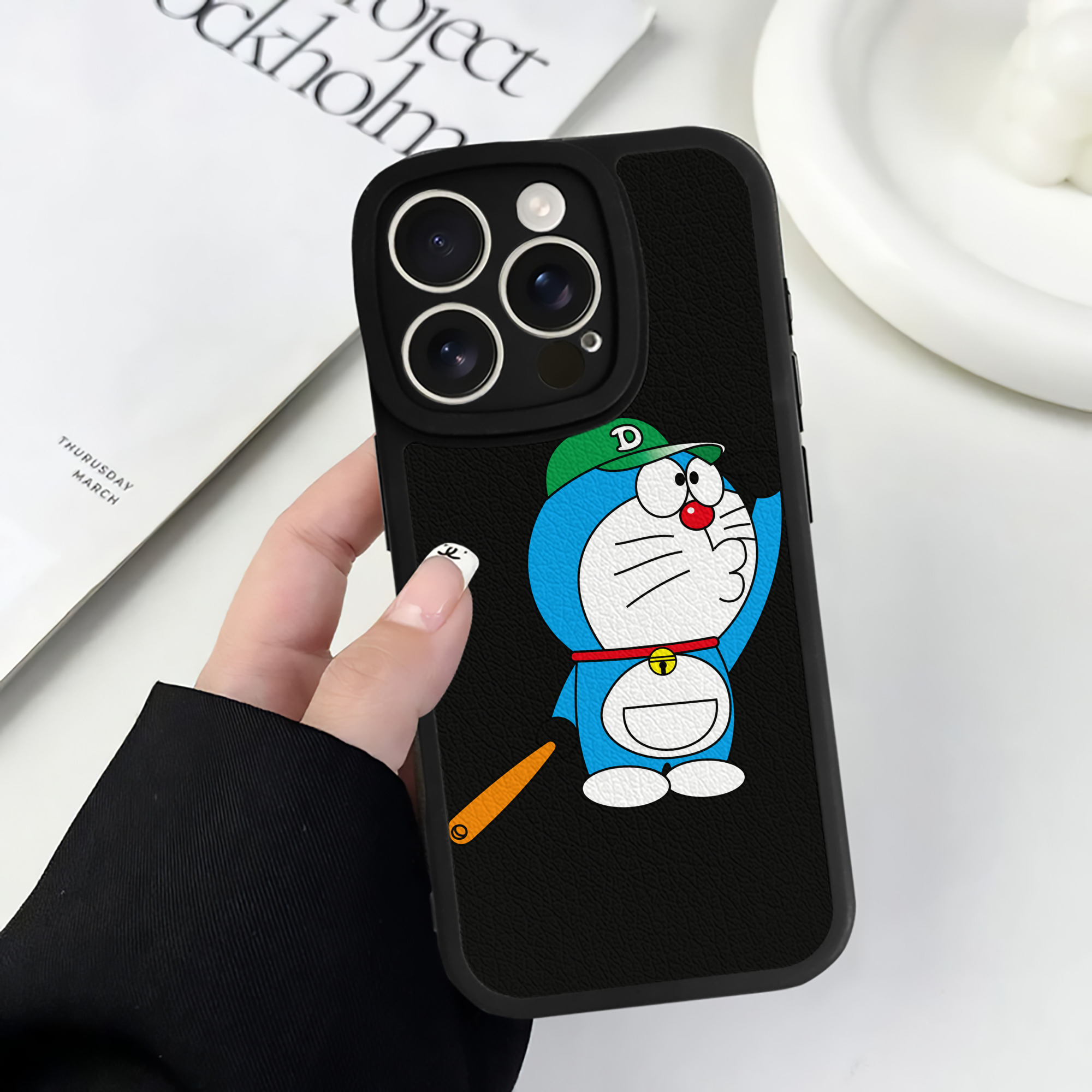 （画像用） ドラえもん Doraemon 【iPhone 16シリーズ対応】シリコンスマホケース（レザー調） 材質：シリコン